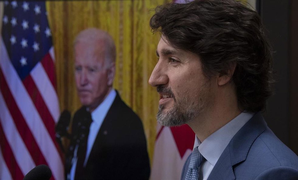 Archivo - El primer ministro de Canadá, Justin Trudeau, en una rueda de prensa junto al presidente estadounidense, Joe Biden, quien intervino de forma telemática