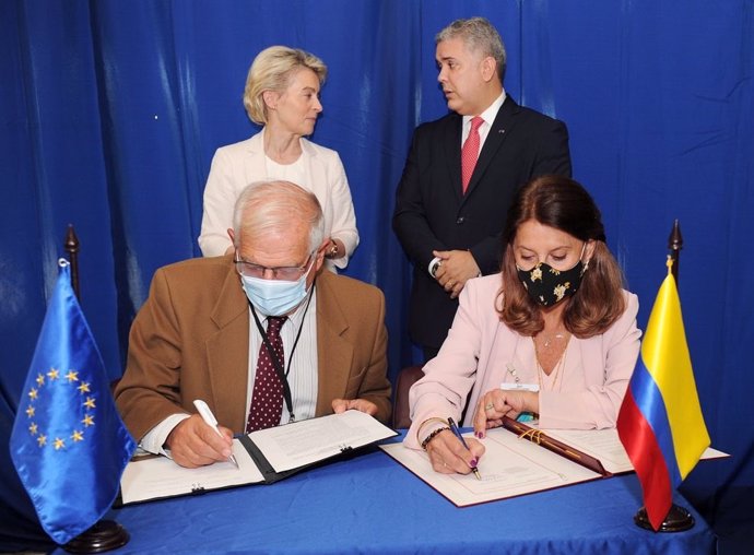 El Alto Representante de la UE para Política Exterior, Josep Borrell, y la ministra de Exteriores de Colombia, María Lucía Ramírez, firman el acuerdo. Al fondo, la presidenta de la CE, Ursula Von der Leyen, y el presidente colombiano, Iván Duque