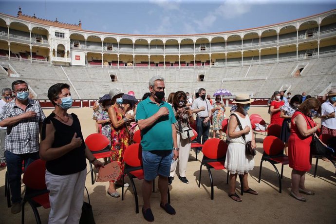 Archivo - Varios fieles acuden a una eucaristía con motivo del día de la Virgen de la Paloma, en la Plaza de Toros de Las Ventas