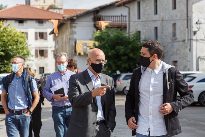 Archivo - El consejero de Cohesión Territorial, Bernardo Ciriza, y el alcalde de Lekunberri, Gorka Azpiroz, durante una visita reciente a la localidad.