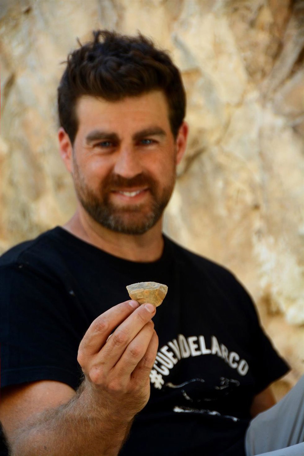 El profesor de Prehistoria de la UM, Ignacio Martín Lerma, con un herramienta de sílex de época neandertal