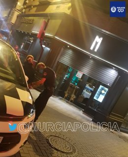 Imagen del arresto llevado a cabo por la Policía Local de Murcia