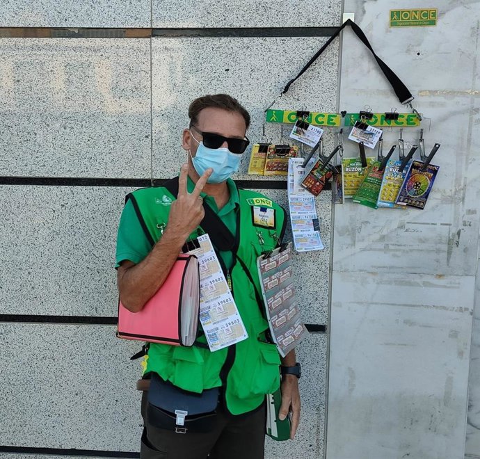 Alejandro Oliva, vendedor de la ONCE que ha repartido un premio en Mairena del Alcor.