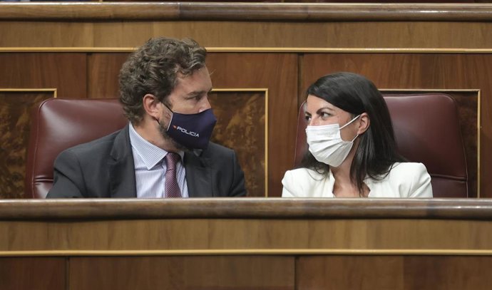 El portavoz parlamentario de Vox, Iván Espinosa de los Monteros (i) y la secretaria general de su grupo parlamentario, Macarena Olona