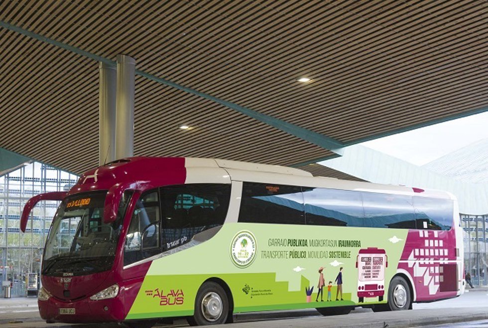 Archivo - Autobus de la red de transporte foral de Álava