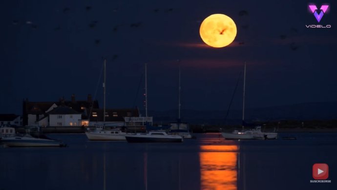 Espectaculares imágenes de la luna de cosecha del 21 de septiembre en la costa de Mudeford Quay, Reino Unido
