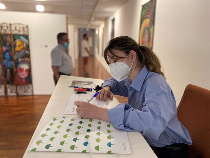 Sasha Herrero en la sala de exposiciones de Huesca de la Fundación Caja Rural de Aragón.