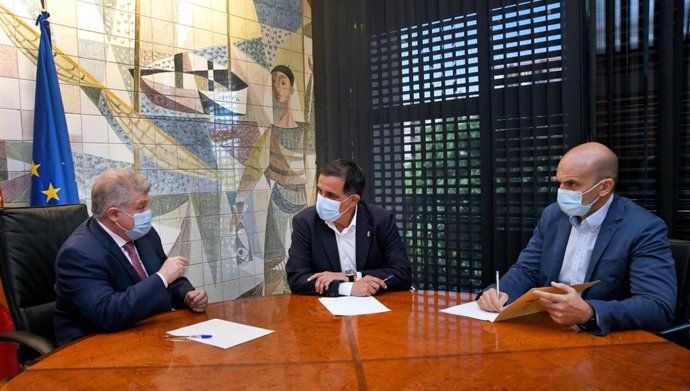 Imagen de la reunión del alcalde y el delegado del Gobierno