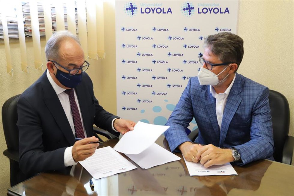 Gabriel Pérez Alcalá y Ángel Cañadilla firman el convenio.
