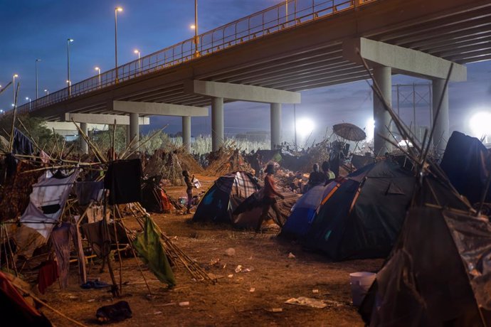 Campamento improvisado de migrantes en Del Rio, Texas