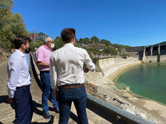 El presidente de la Diputación de Cáceres conoce la situación del rio Tajo tras los desembalses