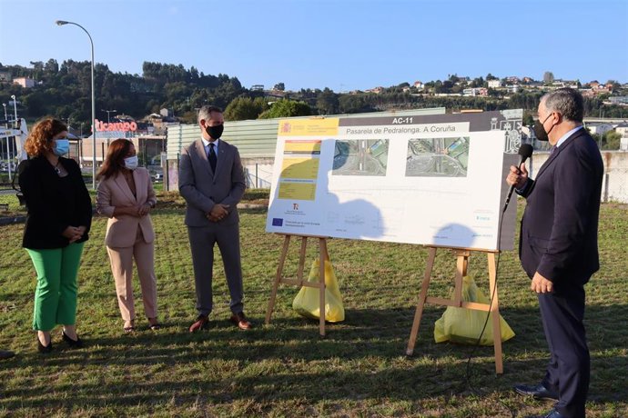 El delegado del Gobierno en Galicia, José Miñones, y la alcaldesa de A Coruña, Inés Rey, en el inicio de las obras de la pasarela de Pedralonga
