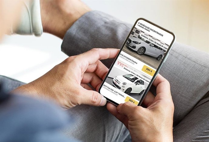 Archivo - Usuario utilizando la 'app' Wabi de Santander Consumer Finance