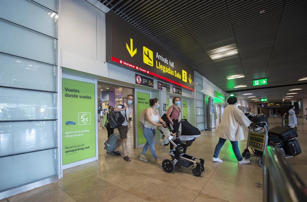 Archivo - Pasajeros llegan al Aeropuerto Adolfo Suárez Madrid-Barajas