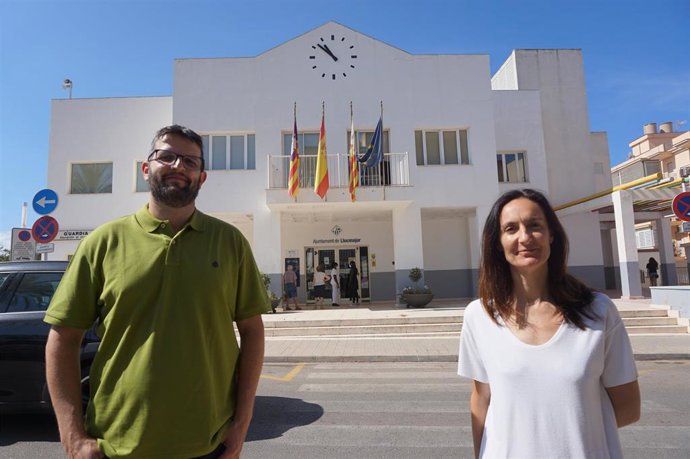 Los regidores de MÉS per Llucmajor Miquel Serra y Maria Barceló, ante las oficinas municipales de s'Arenal.