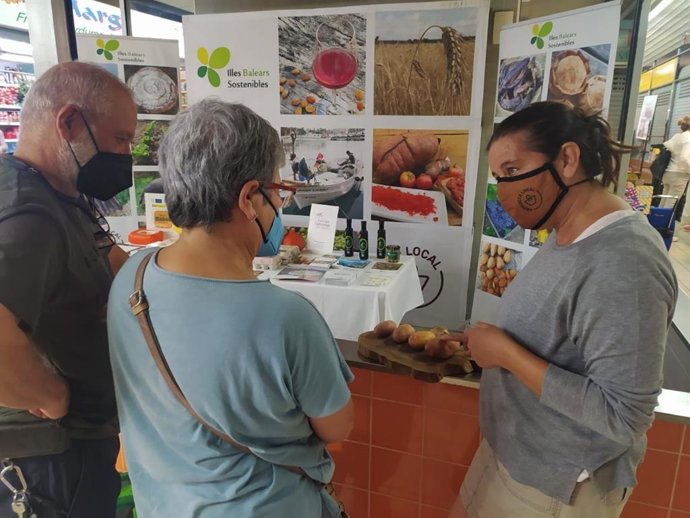 Los mercados de Ibiza acogen esta semana el proyecto del Govern para promocionar y difundir el producto local.