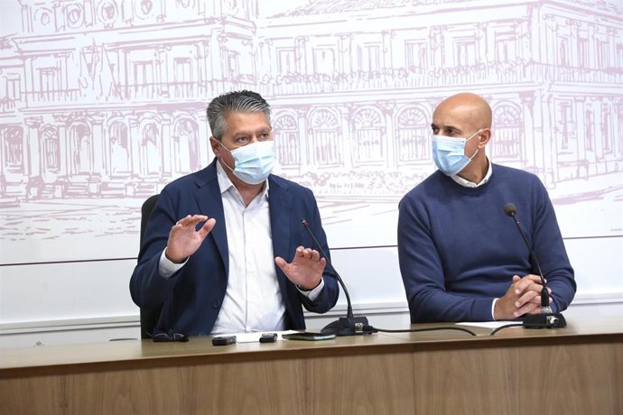 El alcalde de León, José Antonio Diez, y el concejal de Desarrollo Urbano, Luis Miguel García Copete, en la presentación del plan de mejoras de alcorques.