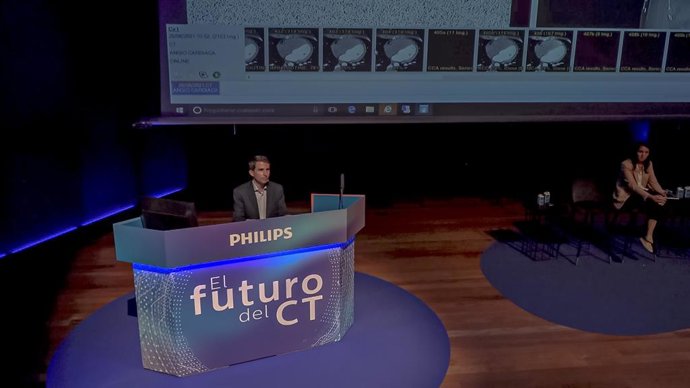 El doctor Eliseo Vañó durante la presentación de Spectral CT7500