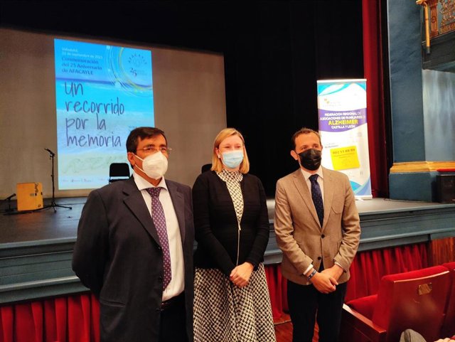 De izquierda a derecha, el presidente de Afacayle, Domingo Aceve; la consejera de Familia e Igualdad de Oportunidades, Isabel Blanco, y el presidente de la Diputación de Valladolid, Conrado Íscar.