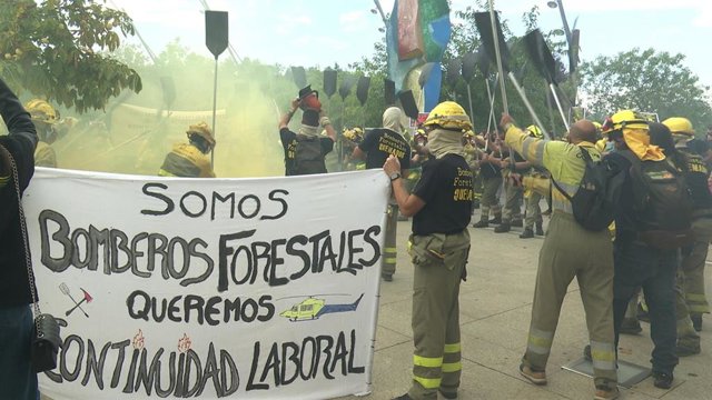 Imagen de la concentración de los bomberos forestales este miércoles ante las Cortes