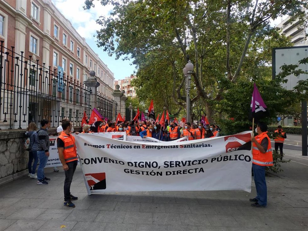 Trabajadores del servicio de transporte sanitario se concentran a las puertas de la Consejería de Sanidad para reclamar condiciones laborales dignas.