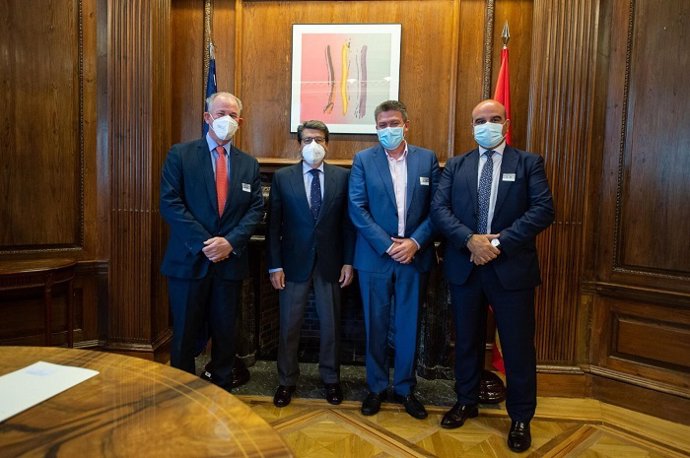 De izquierda a derecha: Guillermo Magaz (director gerente de AECA-ITV), D. Juan José Matarí (Presidente de la Comisión), Alejandro Pastor (presidente de AECA-ITV) y Jesús García (vicepresidente 1 de la Asociación).