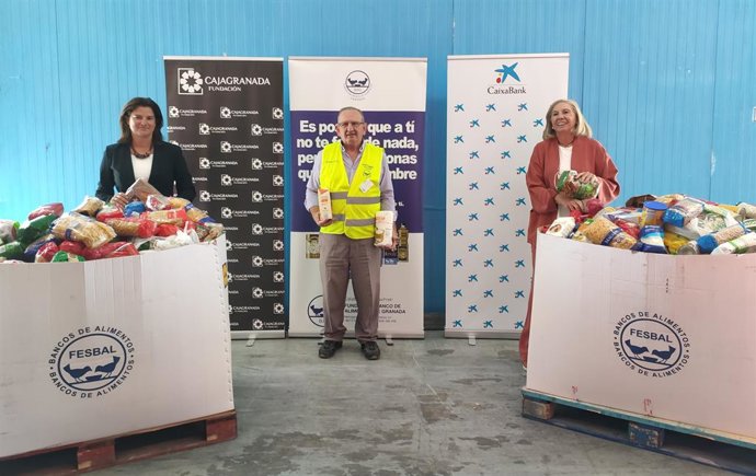 La presidenta de CajaGranada Fundación, María Elena Martín-Vivaldi, y la directora del Área de Negocio de CaixaBank en Granada, Mar Porcel, entregan al Banco de Alimentos de Granada los alimentos recogidos en los ciclos culturales de este verano.