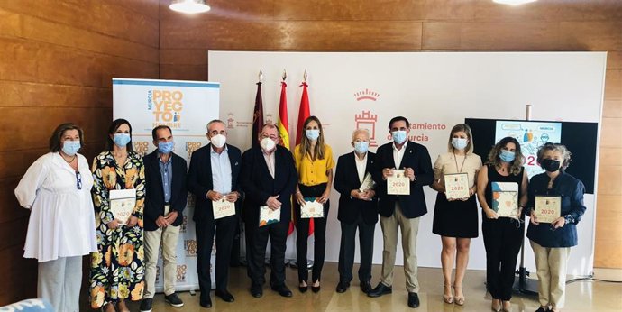 Presentación de la Memoria 2020 de Proyecto Hombre con el alcalde José Antonio Serrano, concejales y los patronos, presidente y directora de Proyecto Hombre