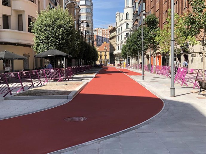 La calle María de Molina ya pavimentada por completo.