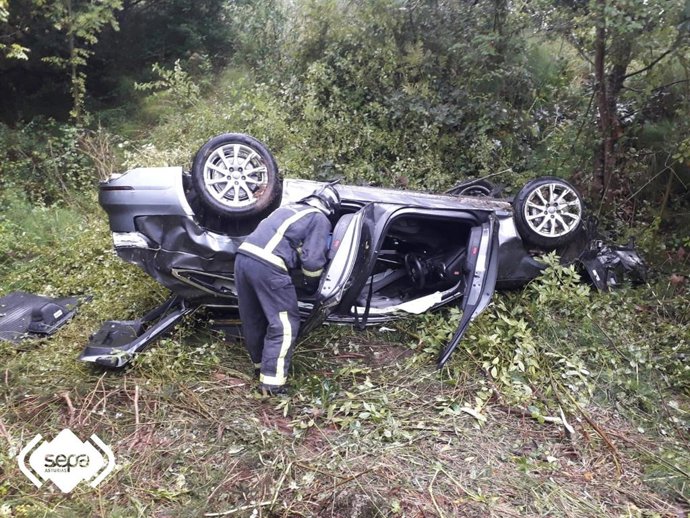 Estado del coche tras caer por un desnivel de unos 150 metros  en Venta del Pobre, Villaviciosa.