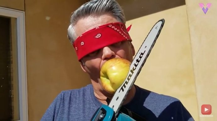 Brad Byers corta en trozos una manzana que sujeta en su boca y lo hace con una motosierra