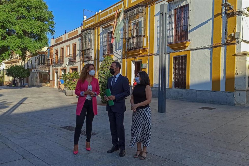 El delegado territorial de Regeneración, Justicia y Administración Local de en Sevilla, Javier Millán, durante su visita a los juzgados de Alcalá de Guadaíra.