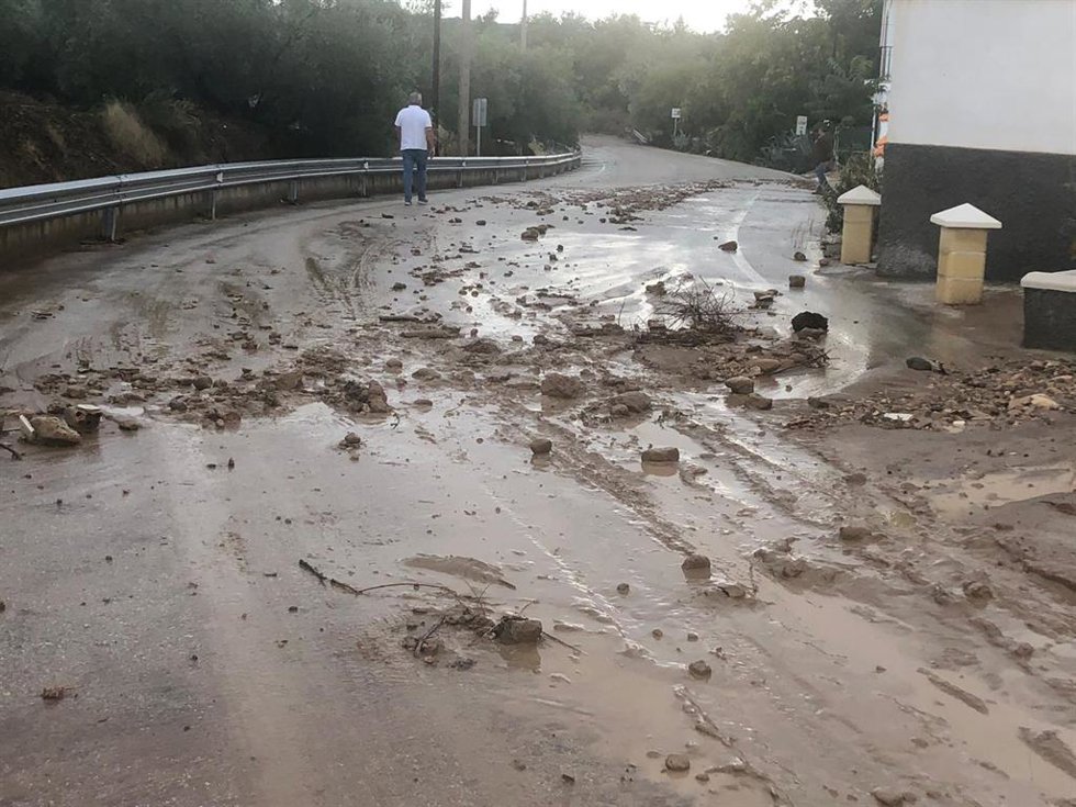 Tramo de la CO-6300 'De A-318 a la Ribera Baja', en Puente Genil, que se cortó al tráfico por la presencia de barro y rocas en el firme.