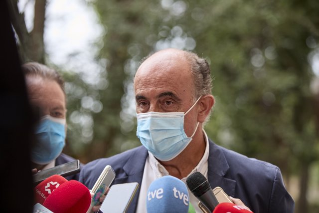 El viceconsejero de Asistencia Sanitaria y Salud Pública de la Comunidad de Madrid, Antonio Zapatero, ofrece declaraciones a los medios, durante su visita a la Residencia de Mayores Vista Alegre
