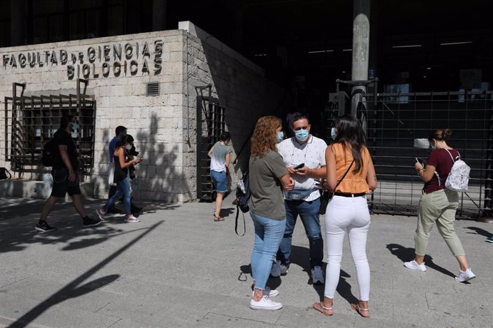 Varias personas, frente a la Facultad de Ciencias Biológicas de la Universidad Complutense de Madrid (UCM), donde se celebra el examen para cubrir 3.421 plazas en Correos, a 12 de septiembre de 2021, en Madrid (España). Cerca de 150.000 aspirantes de to