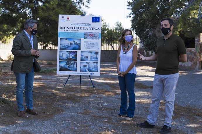 Escobar y Martínez Labella visitan el terreno en el que se asentará el futuro Museo de la Vega.