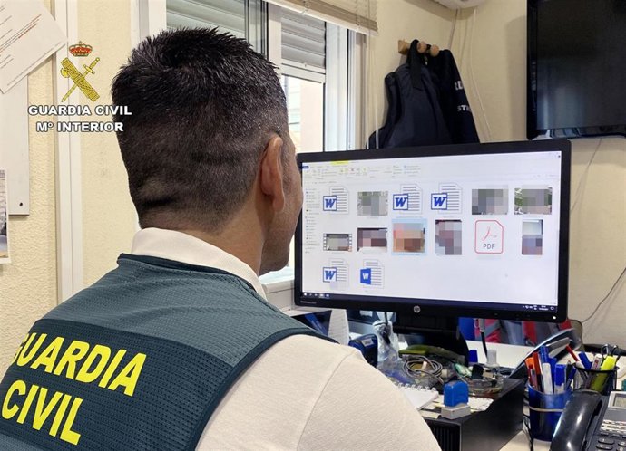 Imagen de un agente de la Guardia Civil durante la investigación desarrollada