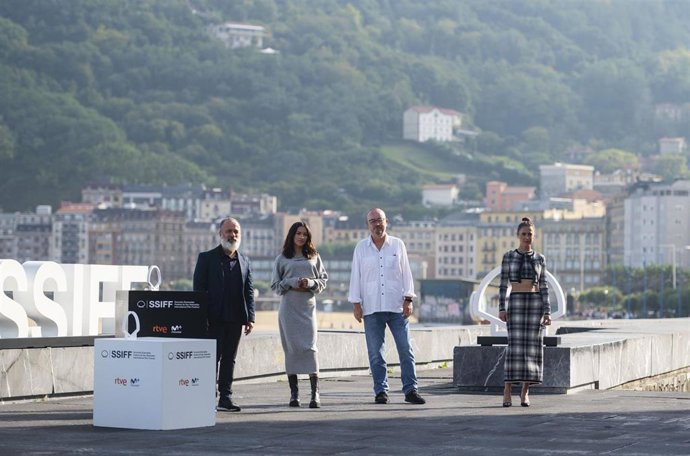 (I-D) El actor Javier Gutiérrez, la actriz Irene Virgüez, el director, productor y guionista Manuel Martín Cuenca y la actriz Patricia López Arnaiz, en el photocall de la película La Hija, en el Festival Internacional de Cine de San Sebastián