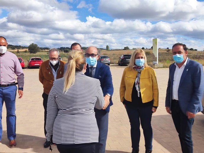 Ortega saluda a la vicepresidenta de la Diputación de Soria, María José Jiménez, en su visita a Cuevas de Soria.