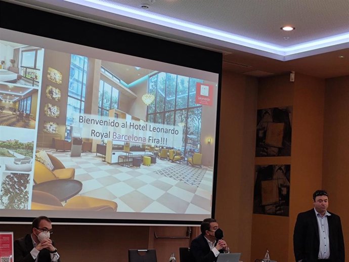 El general manager de Leonardo Hotels para España, Shay Raz, el director of sales Spain, Diego Buendía, y el general manager de Leonardo Royal Hotel Barcelona Fira, Iván Lara