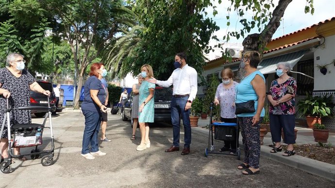 El portavoz municipal del PSOE, Daniel Pérez, con vecinos de la barriada de Girón- Las Delicias