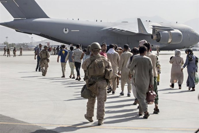 Evacuación en el aeropuerto de Kabul.
