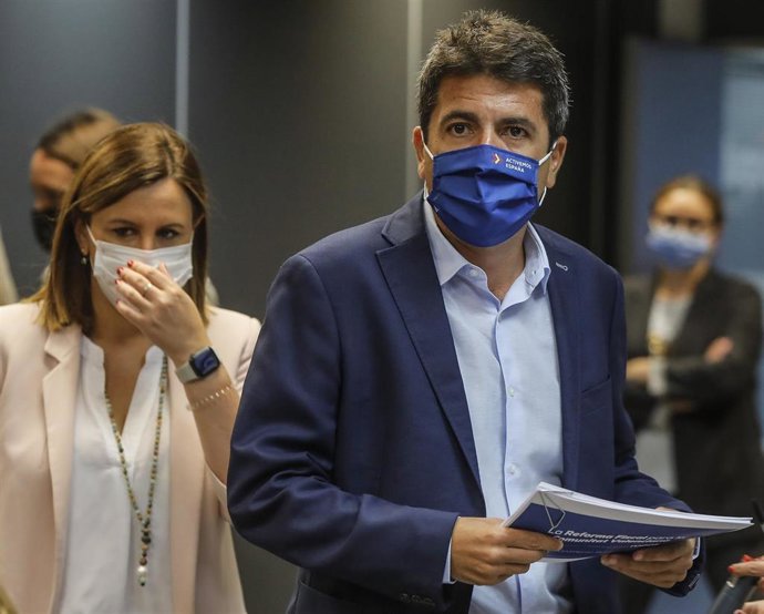 La portavoz del PP en el Ayuntamiento de Valncia, Maria José Catalá, y el presidente del Partido Popular de la Comunitat Valenciana, Carlos Mazón