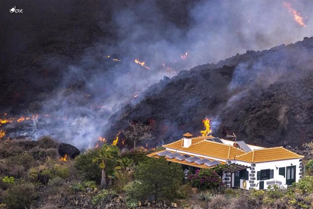 Una casa en mitad de la lava del volcán de La Palma queda a salvo de ser destrozada por la lava en la zona de El Paraíso, 