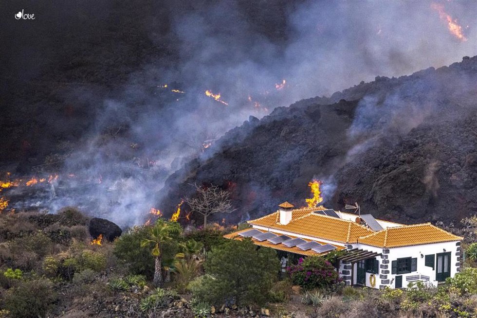 Una casa en mitad de la lava del volcán de La Palma queda a salvo de ser destrozada por la lava en la zona de El Paraíso, 