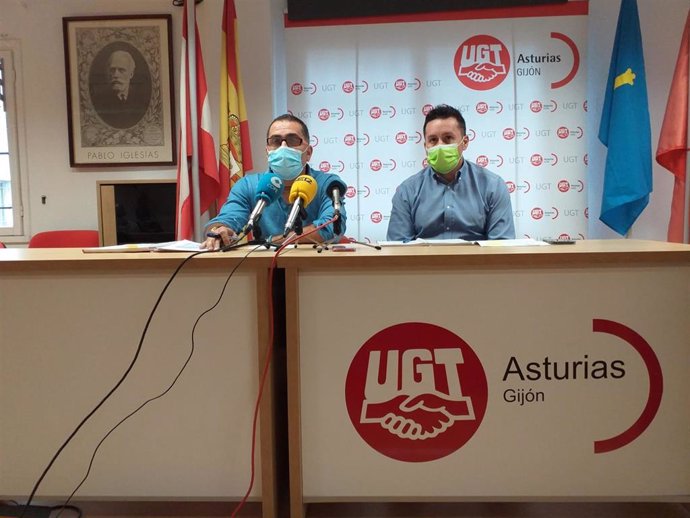 Los secretarios generales de UGT en Asturias y Gijón, Javier Fernández Lanero (derecha) y Juan José Iglesias, en rueda de prensa en la sede gijonesa del sindicato