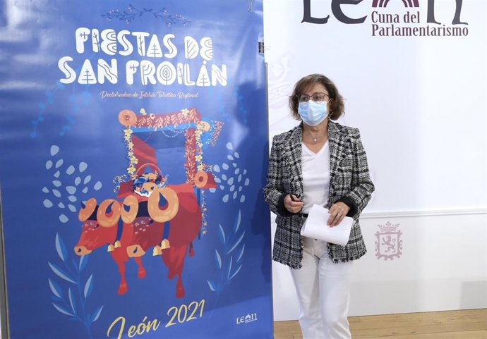 Fernández ante el cartel de las fiestas de San Froilán.
