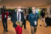 Cantabria no se plantea vacunar con tercera dosis a la población general "de momento"