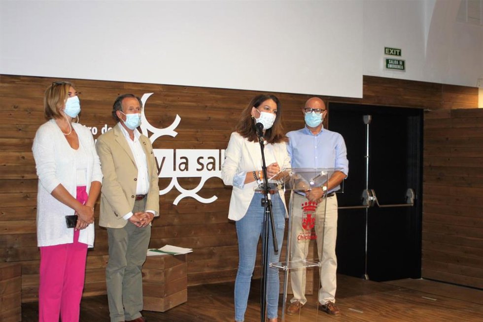 María Jesús Herencia atiende a los medios junto al alcalde de Chiclana.