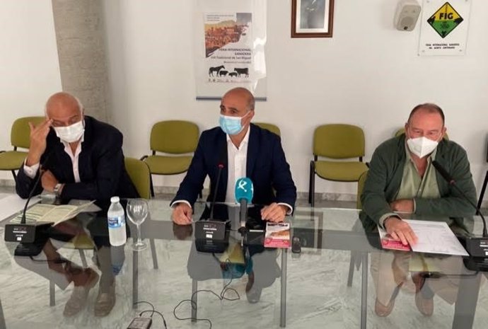 El alcalde de Zafra y presidente de la entidad ferial, José Carlos Contreras; el comisario de Ferias, Santiago Malpica; y el gerente de la entidad ferial, Pedro Ramos, en la presentación de la Feria Internacional Ganadera de Zafra 2021